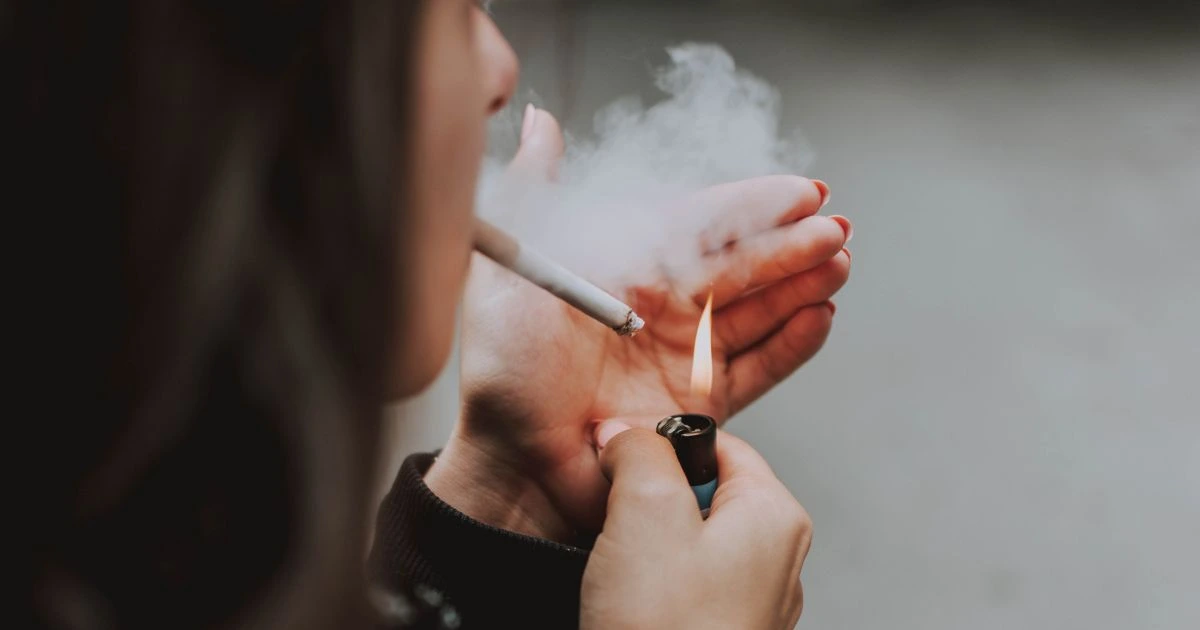 Ako sa zbaviť cigaretového zápachu v miestnosti: Komplexný sprievodca